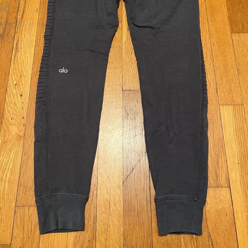Alo Yoga Urban Moto Jogger Sweatpants in Grey, Women’s size XS